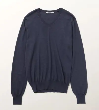 村山佳世子×SLOANE 【スタイリスト村山佳世子さん別注】ウールシルクカシミヤVネック ￥31,900（税込）