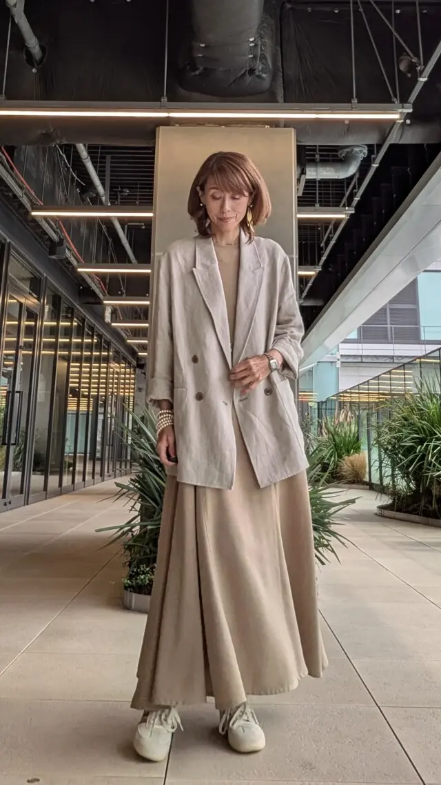 ワントーンコーデ　ベージュ　ワンピース