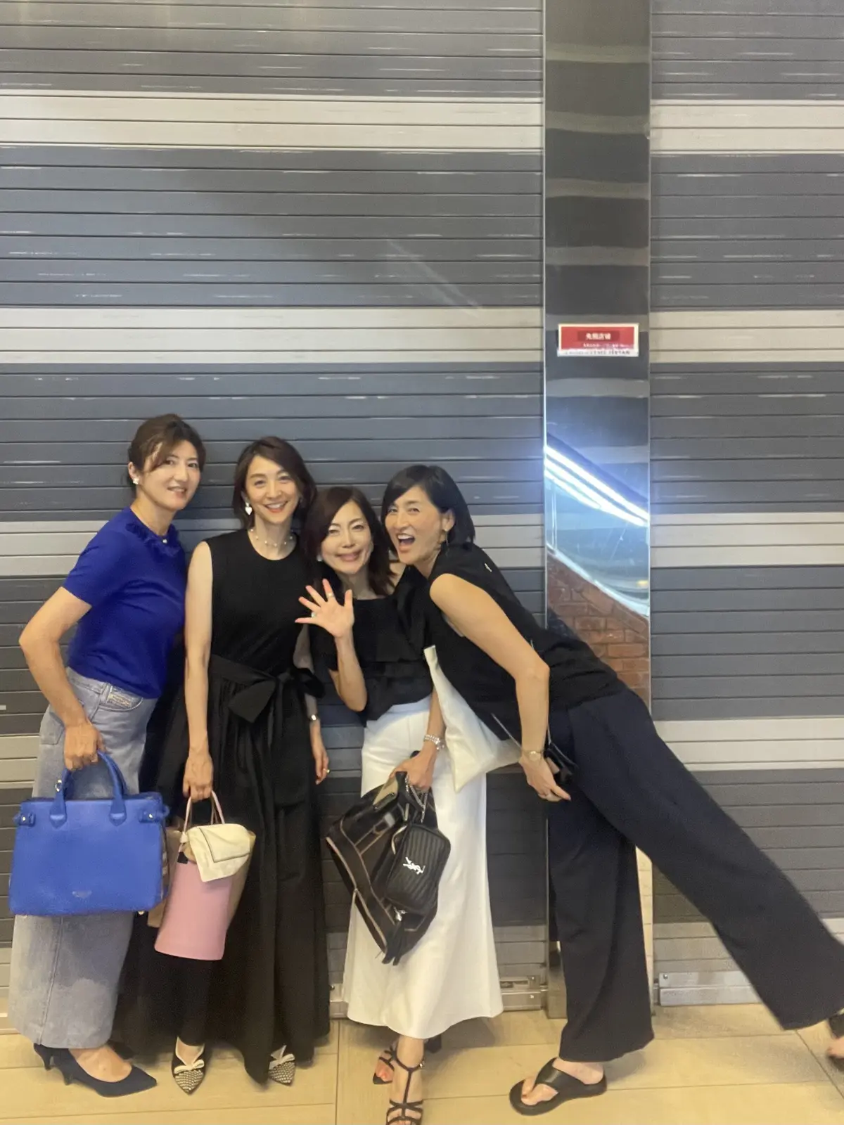 フラットに戻してくれる黒ワンピース。の画像_11