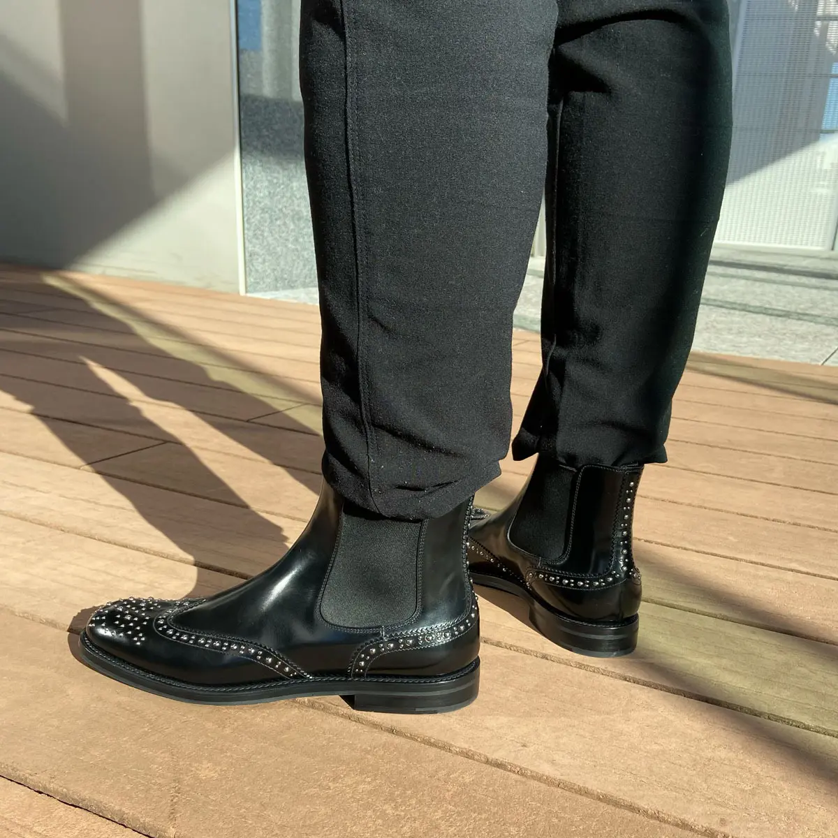 モノトーンの着こなしが多いS川の足元でさりげなくきらめくのは、クラシックなウィングチップのブーツにあしらわれた端正なスタッド！