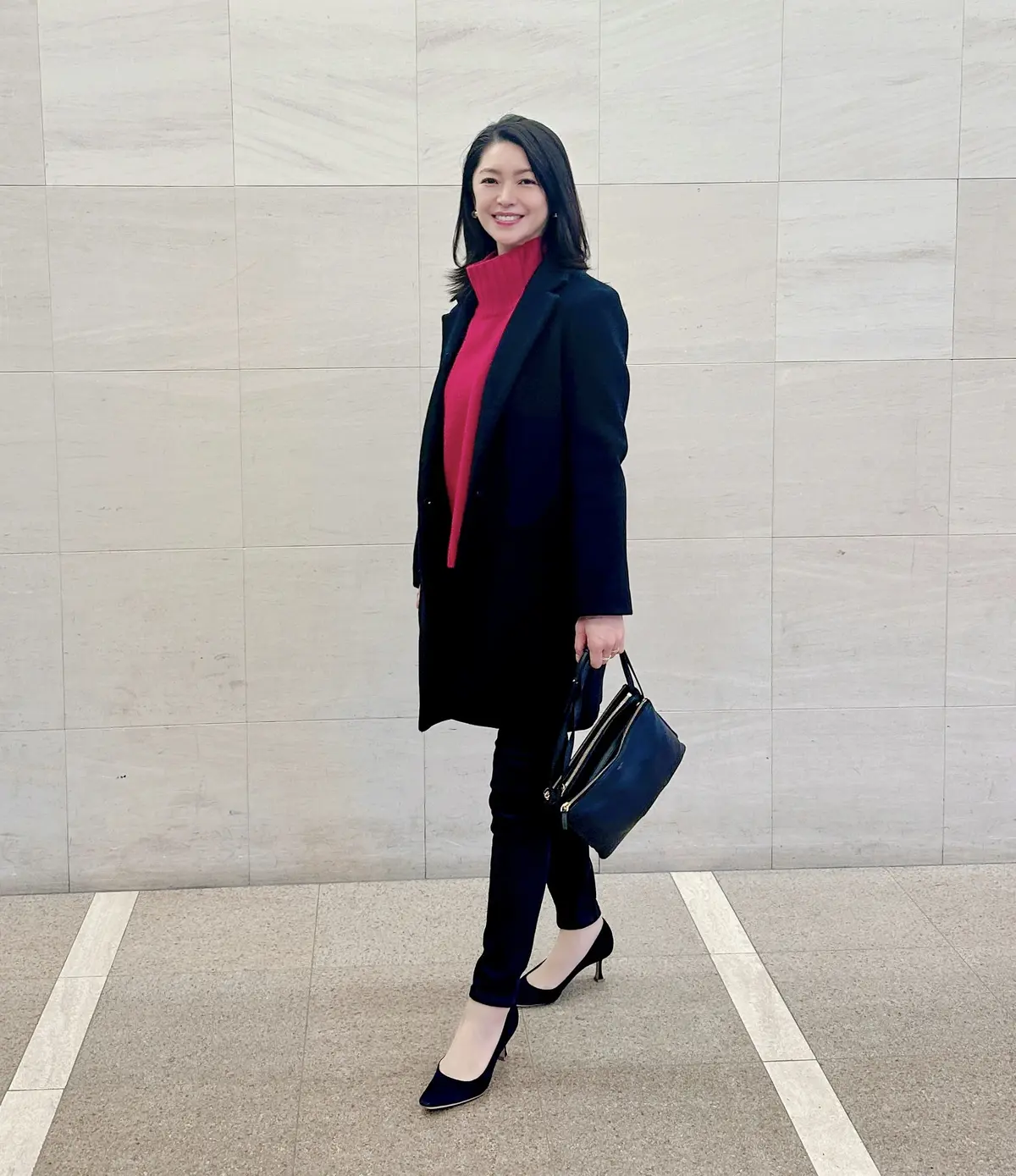 華やか赤ニットの大人コーデの画像_4