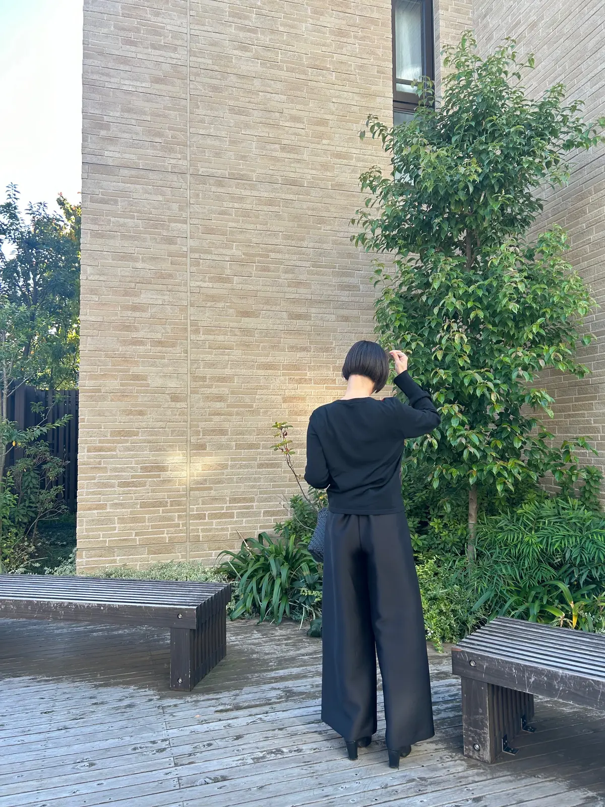 思い切って髪色をトーンダウンしたら黒い服の画像_12