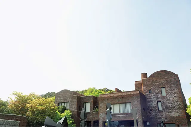 流政之が自ら設計したレンガ造りのスタジオ