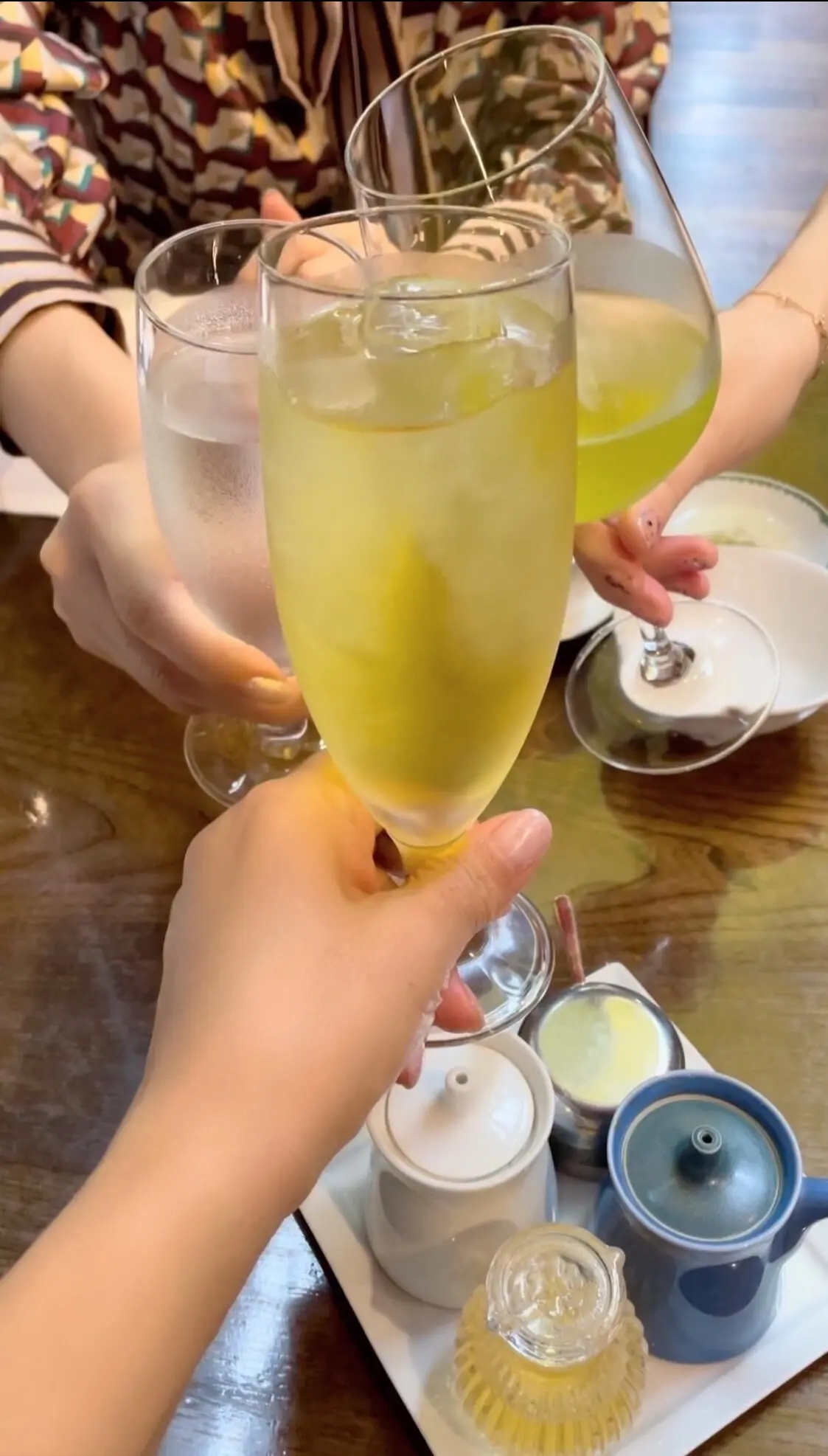 Wakiya一笑美茶樓、赤坂、チャイニーズアフタヌーンティー、中華、中華アフタヌーンティー、スイーツ、女子会、お祝い会、サンルーム、サンルーム席、お洒落、とも子、ゆか、N♡RIK♡、白コーデ、白ワンピース、白ワンピ、ボーダー、シルバーボーダー、レース、柄ワンピース、柄ワンピ、茶系、秋服、秋ワンピース、秋ワンピ、オシャレ、おしゃれ、テラス席、素敵、綺麗、大テーブル、凍頂烏龍茶