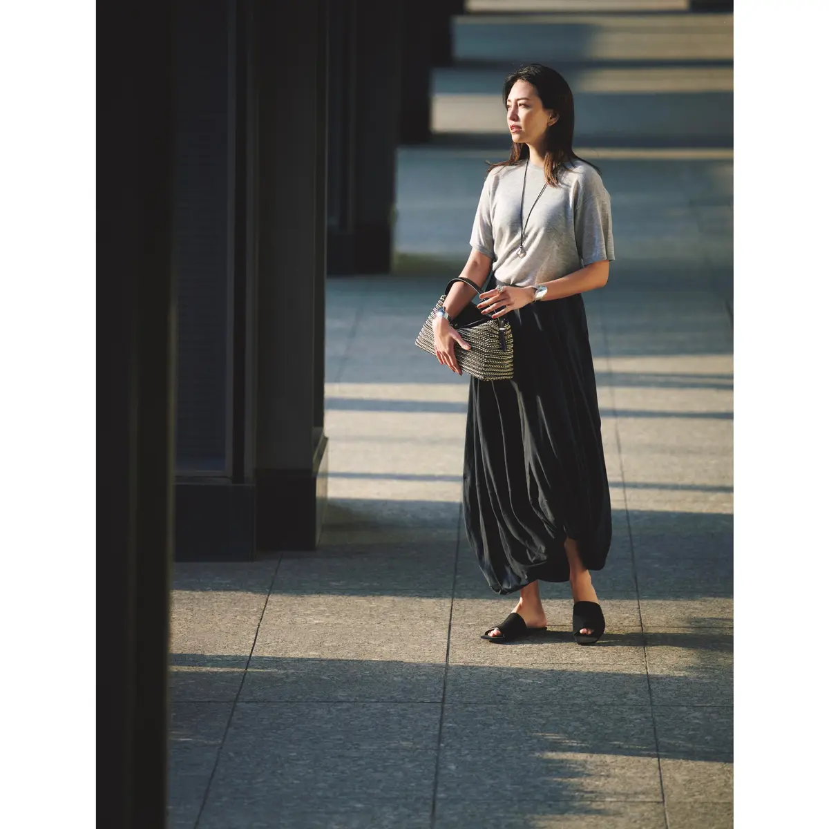 グレー半袖トップスに黒ドレープスカートを合わせたコーディネート　モデル・RINA