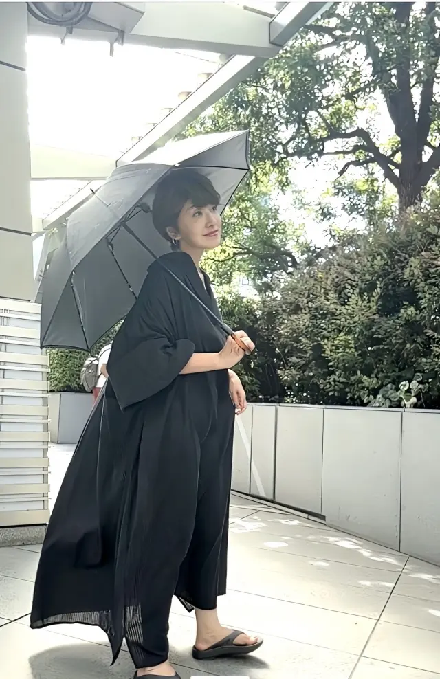 日傘をさして紫外線対策、ブラックコーデでの画像_1