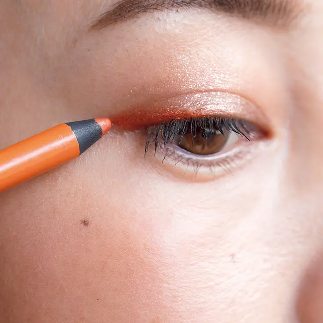 目じり1/3強にオレンジの ラインを太め長めに描く