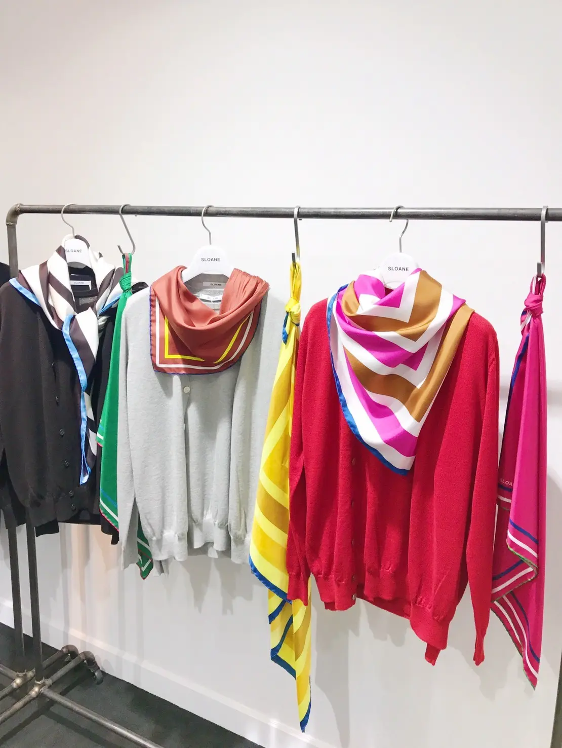 SLOANEのシルクカーディガンの画像_2