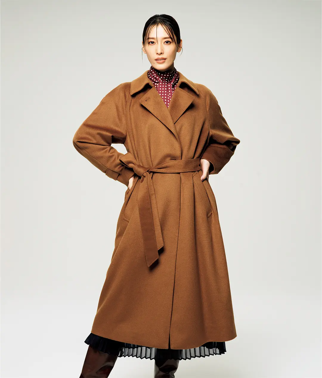 ドレスライクなコートは成熟した大人に似合う