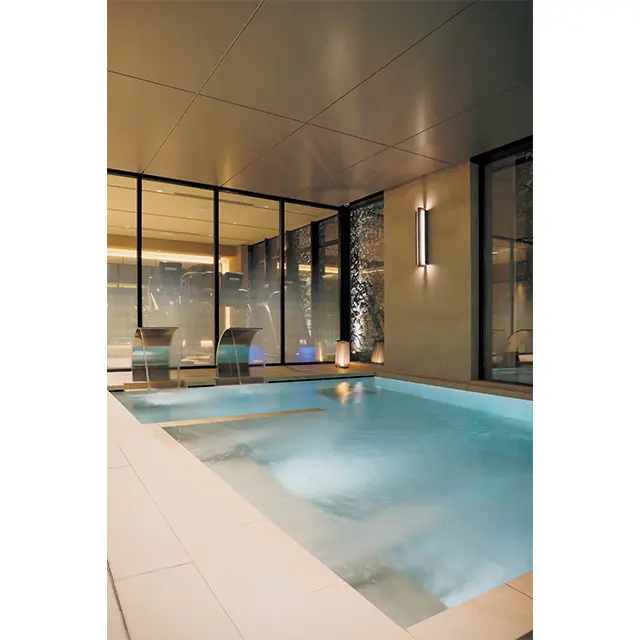 13mの屋 内プールには、ジェット水流で 肩や全身をほぐせるコーナーも ある。