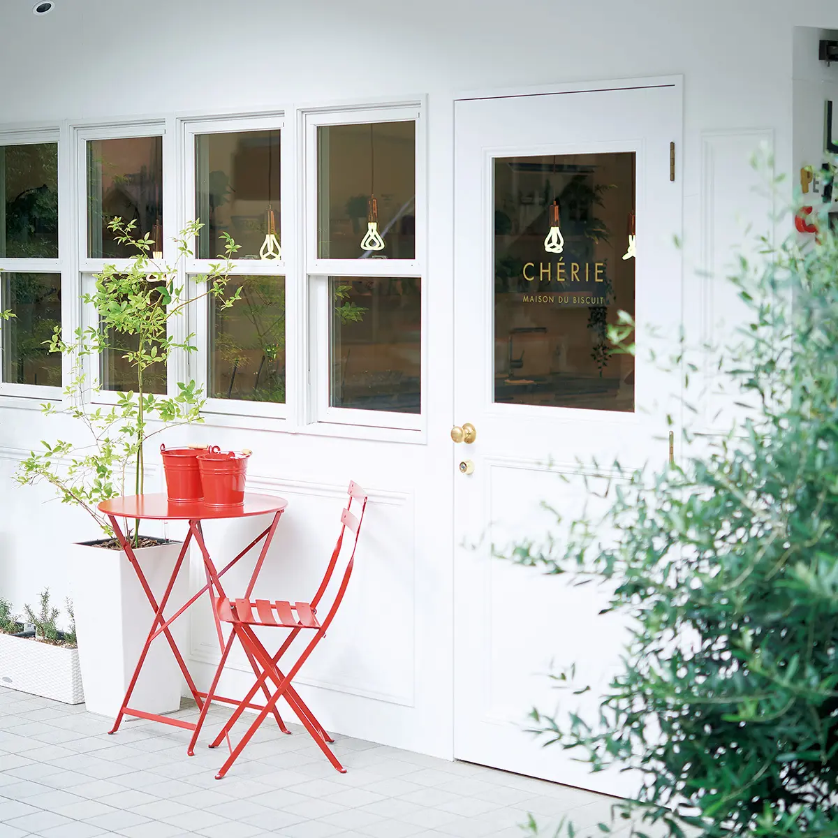 京都の丸太町にあるスイーツレストラン「シェリー メゾン・ド・ビスキュイ）」の入り口