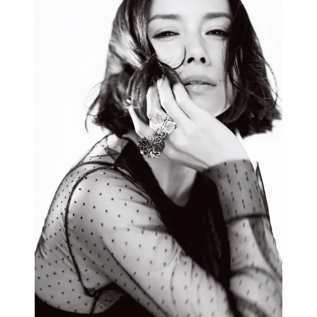 ブラックチュールブラウスにバラのリングが映える中谷美紀さん