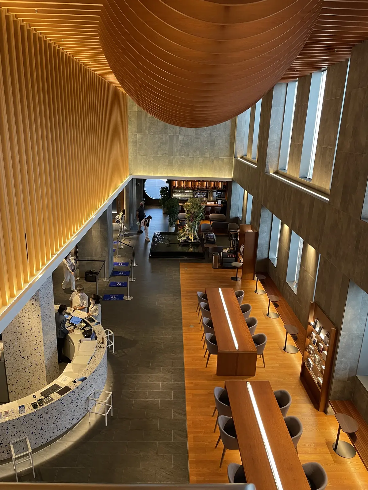 北海道、函館、HOTEL & SPA CENTURY MARINA HAKODATE、センチュリーマリーナ函館、ホテル、HOTEL、ロビー、吹き抜け、アーティフィシャルフラワーアレンジメント、フラワーアレンジメント、オブジェ、水辺