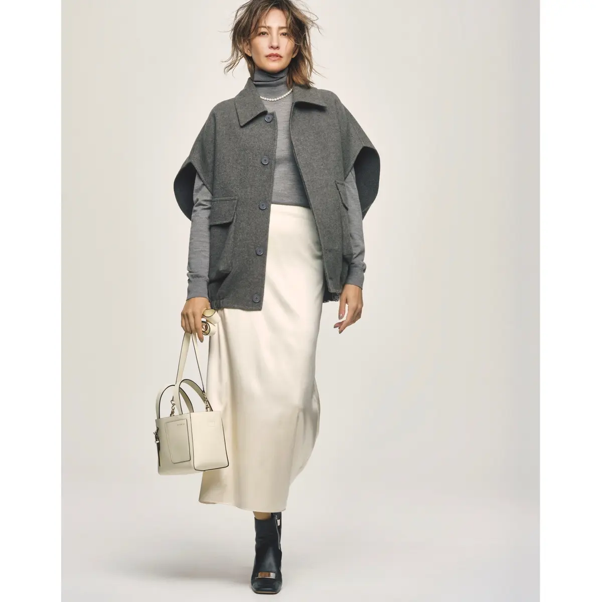 グレーハーフスリーブコートと白タイトスカートのコーデ　モデル・RINA