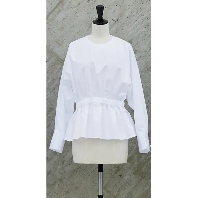 計算ずくの構築的なフォルムは着るだけでスタイル美人に