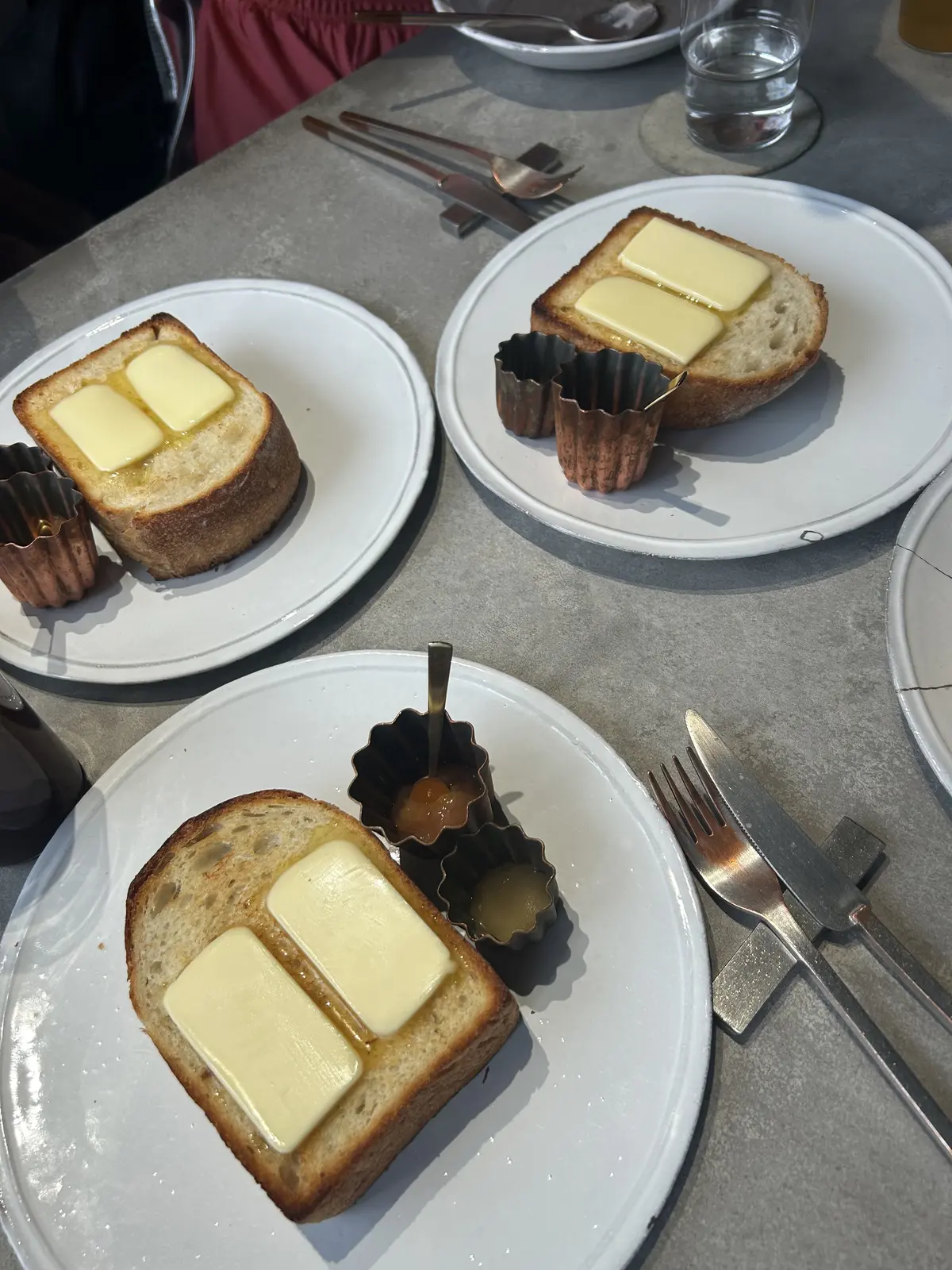 アサコイワヤナギ　厚切りトースト　バターのせトースト