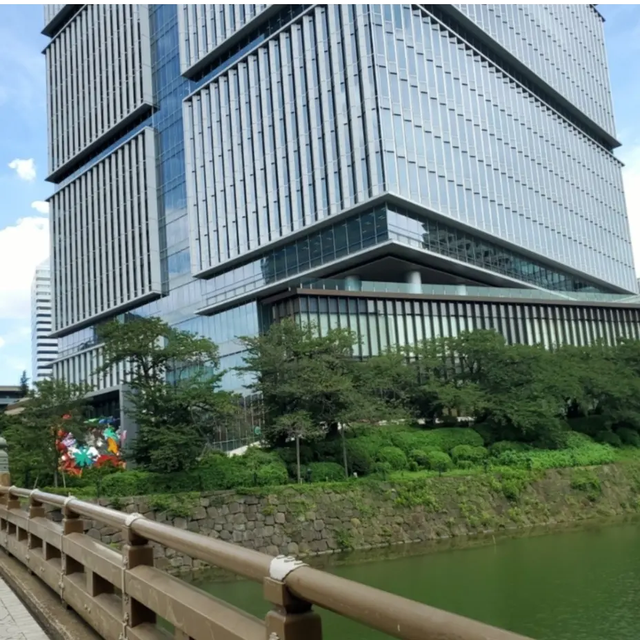 外からビルをみて