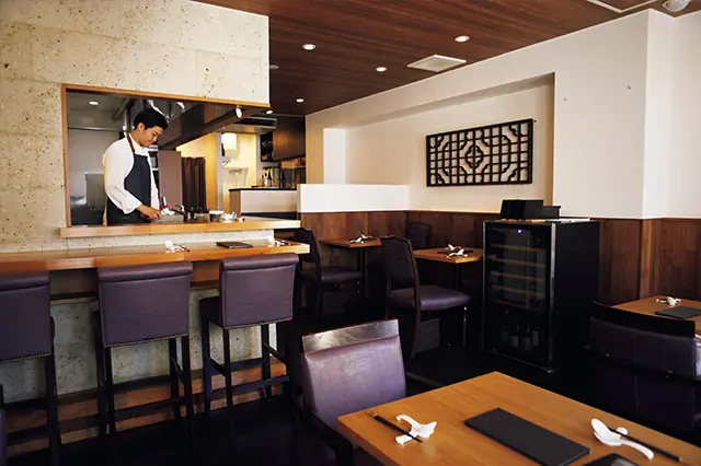 厨房に立つ木村シェフから全席が見え、小さな店内すべてがシェフズテーブルのようだ