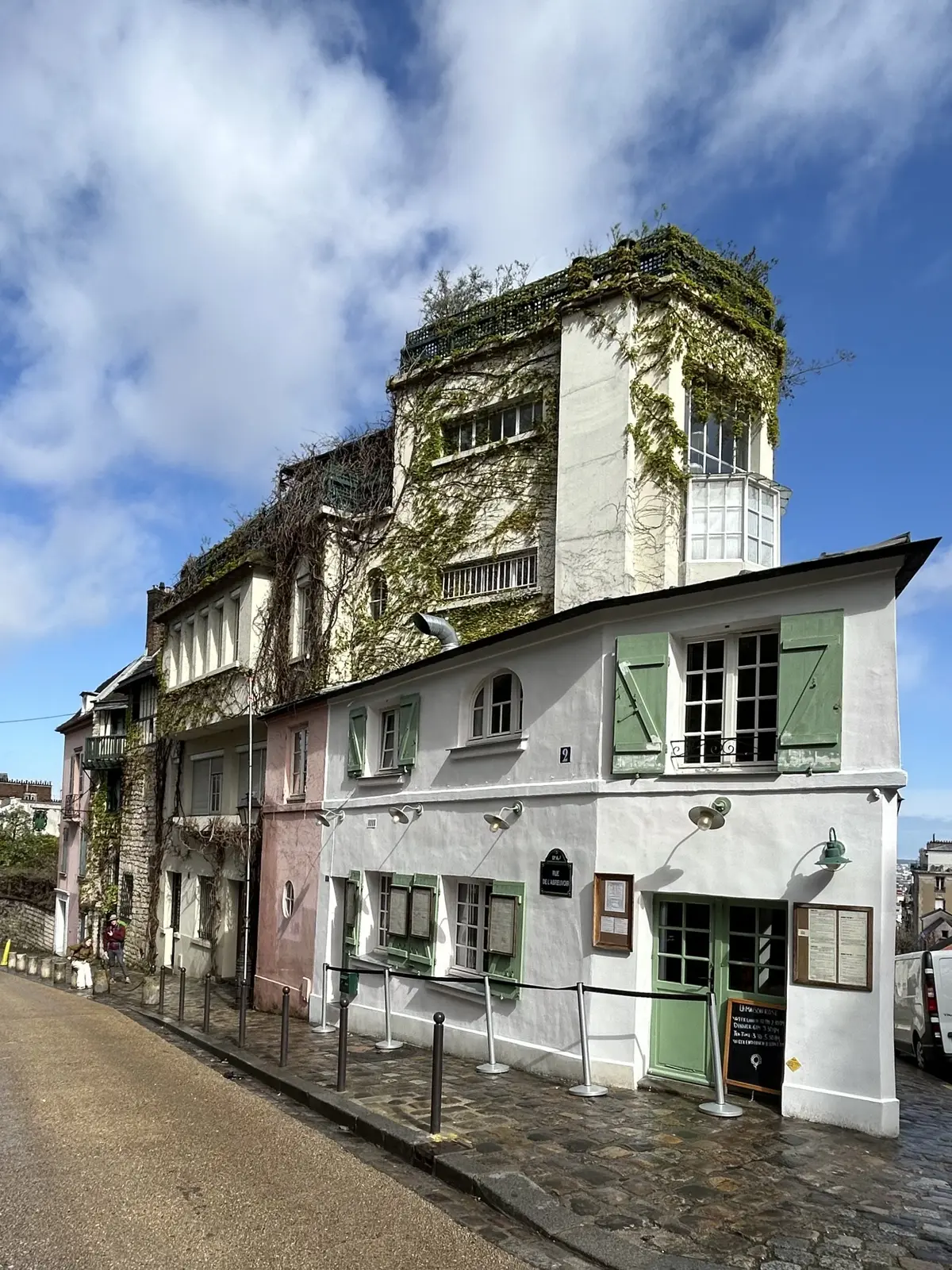 パリ　カフェ　La Maison Rose　メゾンローズ　ユトリロ