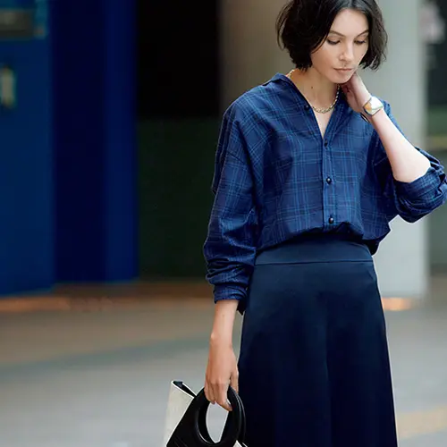 チェック柄のコットンシャツは襟を抜くアレンジでこなれた風情に