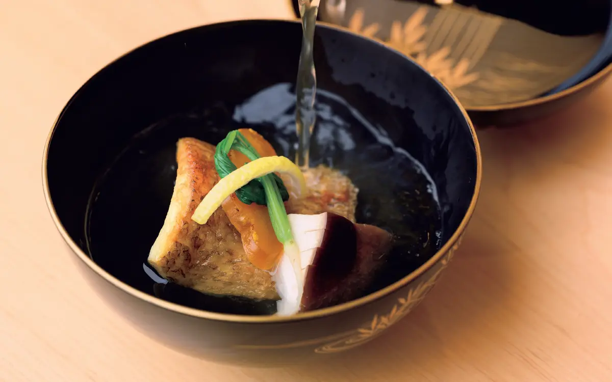 国内旅行　金沢　和食　『志木葉』　秋冬に脂がのるノドグロに鶯菜を添えた椀 もの