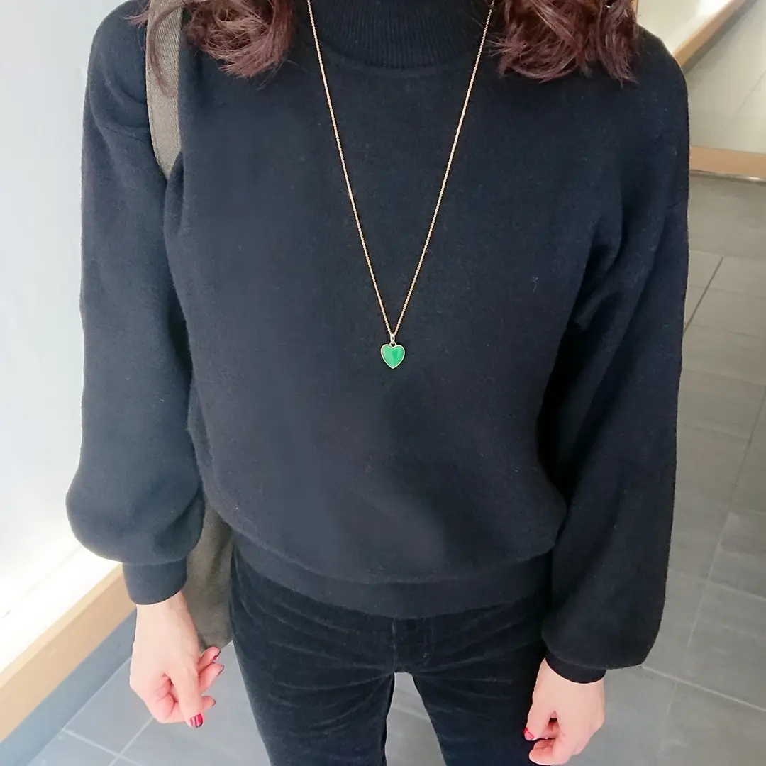 黒いニット 黒いパンツ  グリーンペンダント