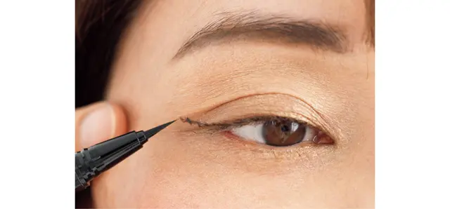 《2》片方の指で肌を軽く引っぱりながらラインに