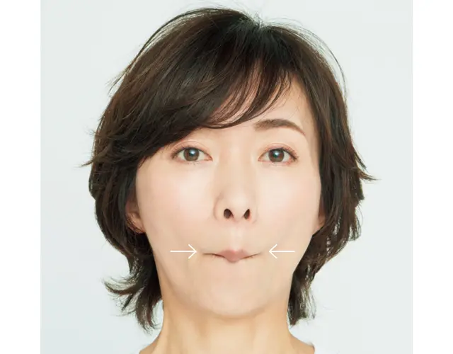 下唇を吸い込んだまま唇をすぼませる