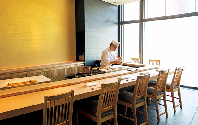 カウンターはスタイリッシュな印象。漆喰は左官の挾土秀平氏の手によるもの