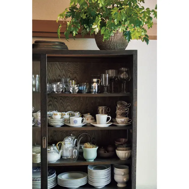 食器棚には大倉陶園やウエッジウッド、ジノリの器が並ぶ