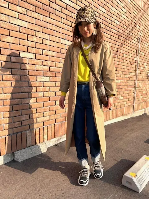 イエロー効かせのデニム＆スニーカーコーデの画像_1