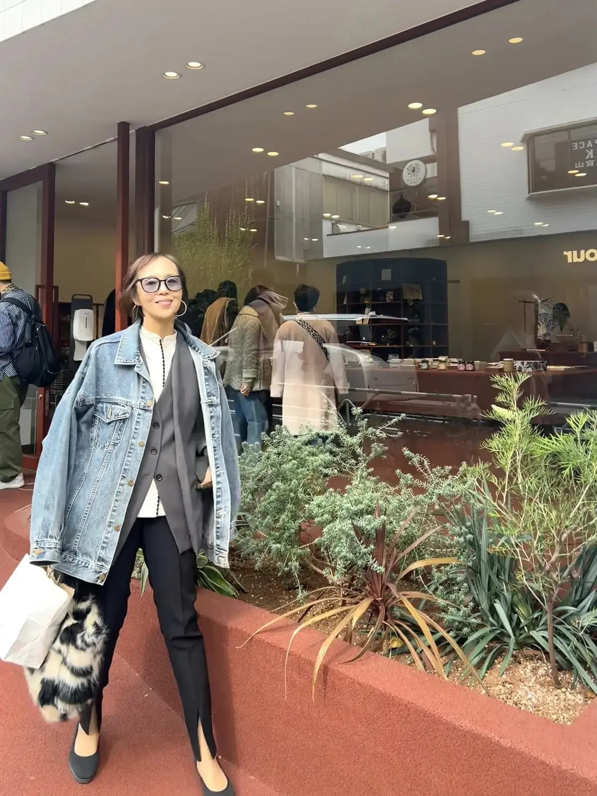 お洒落な代官山はジレや古着屋さんで見つけたお気に入りのＧジャンを羽織って