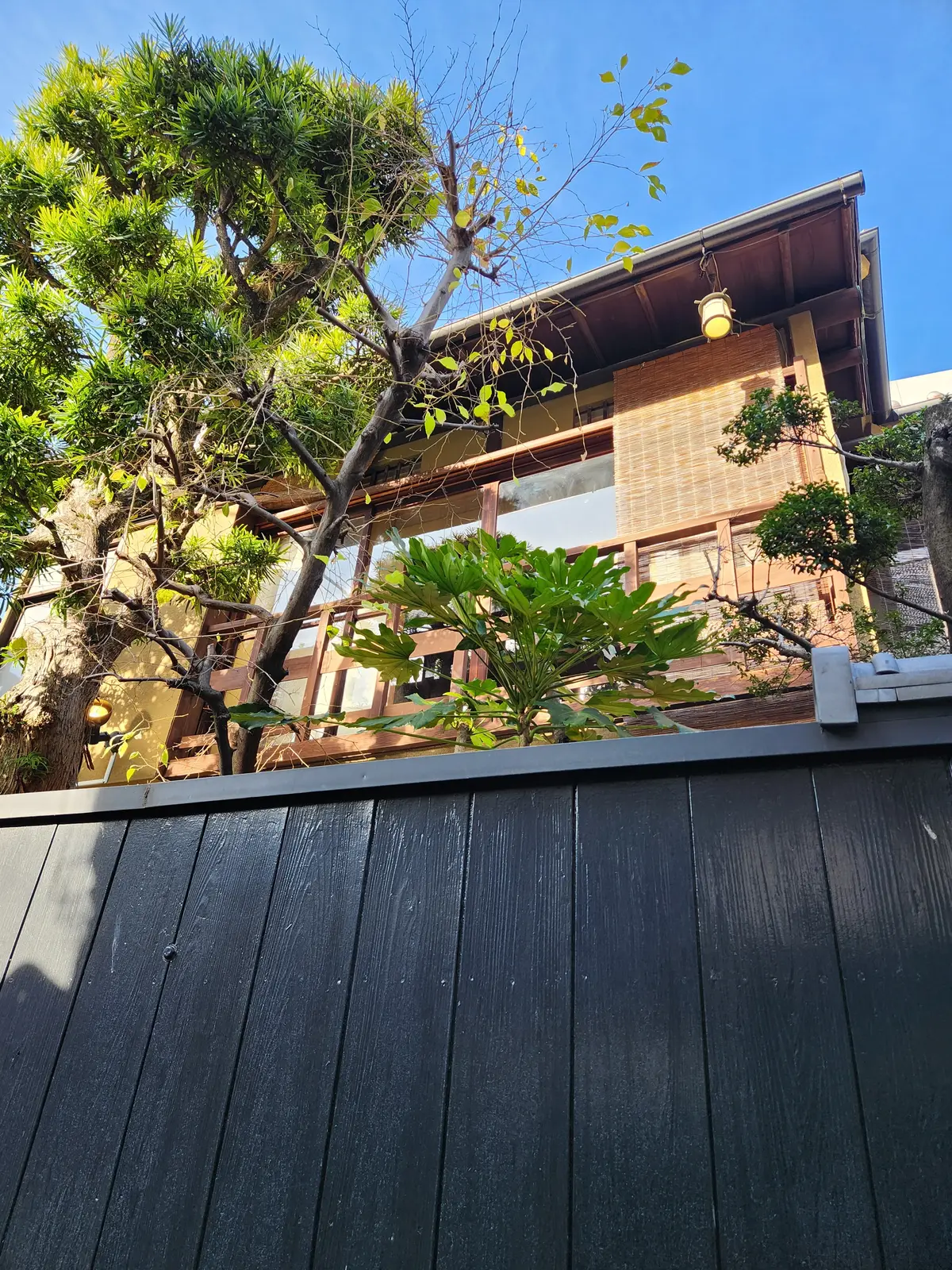 黒塗りの塀に囲まれた築70年の素敵な古民家です。