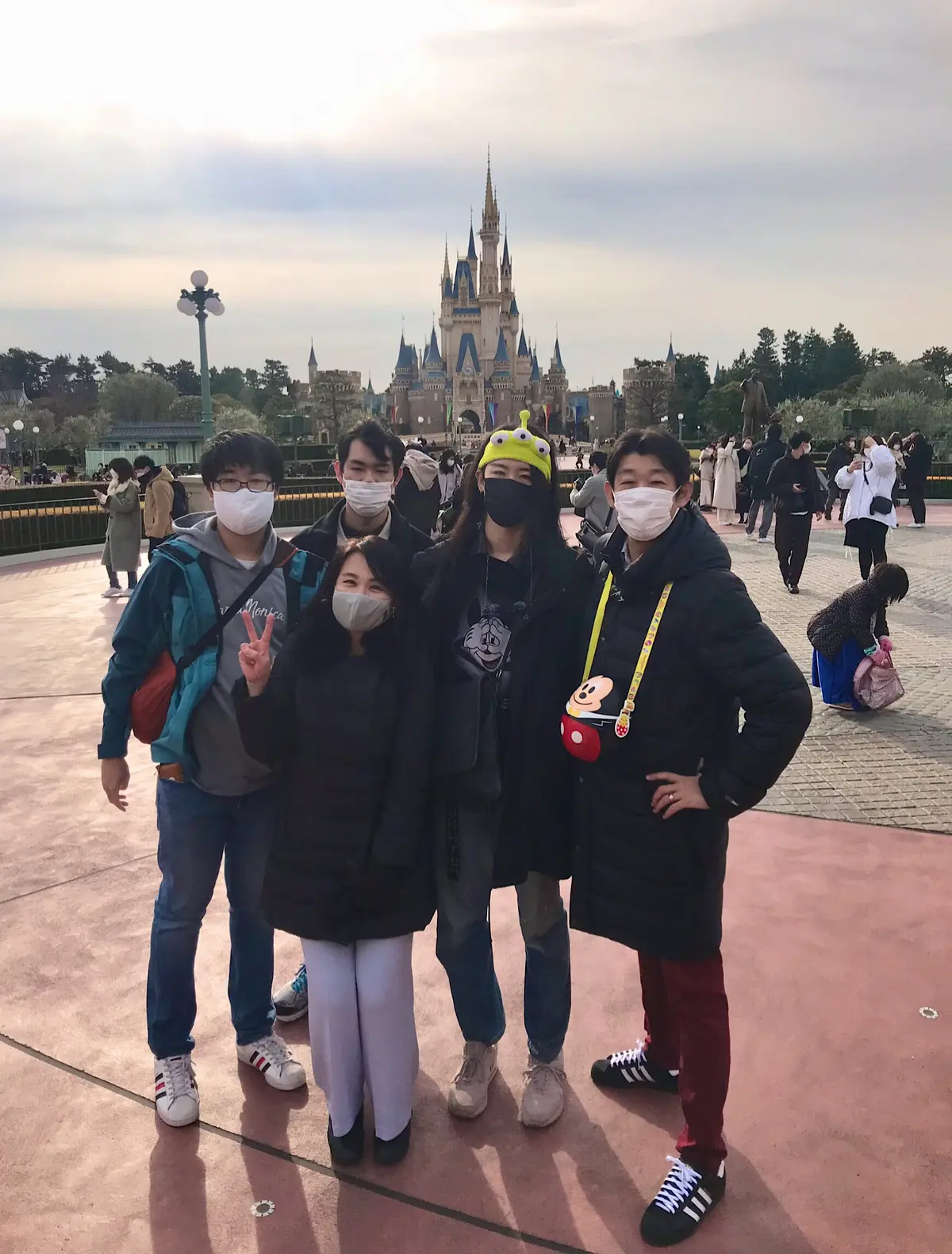 東京ディズニーランド　シンデレラ城をバックに