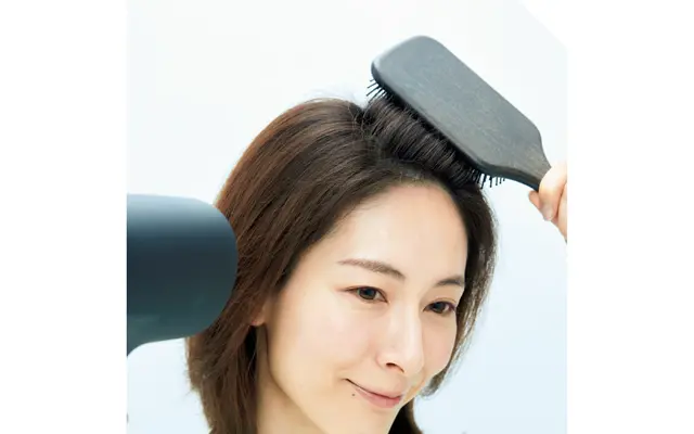 《5》最後に冷風を当てながら、トップから前髪をドライ