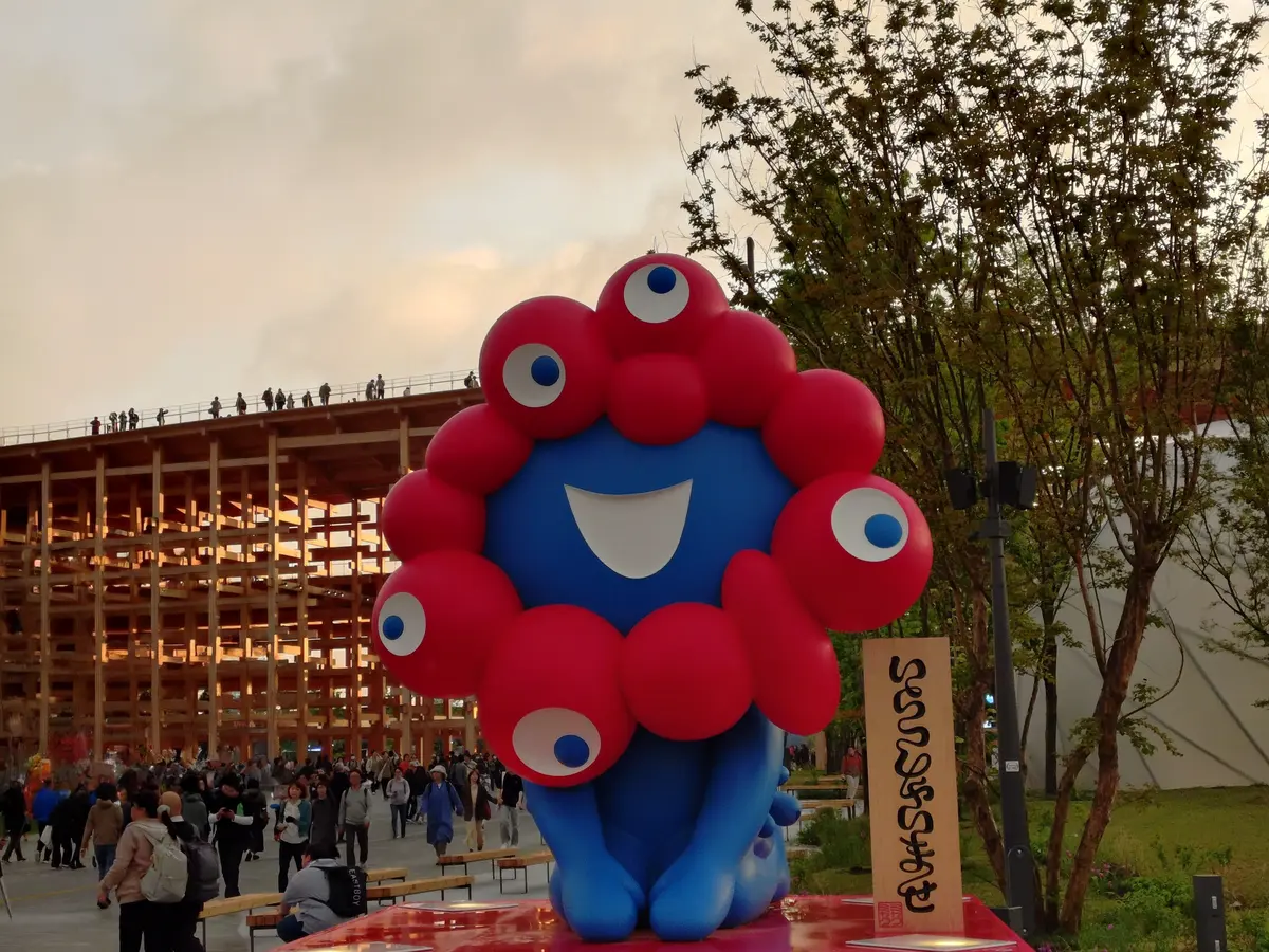 仕事帰りにフラリ、夜ソロ万博の画像_1