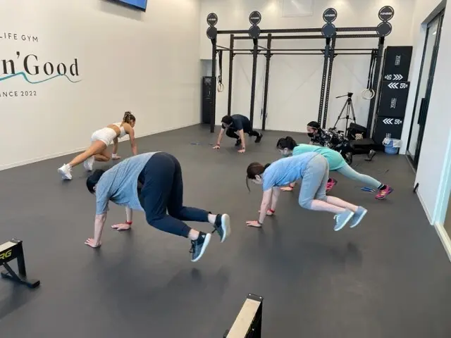 人気トレーナー・AYAさんのジムでのトレーニング風景