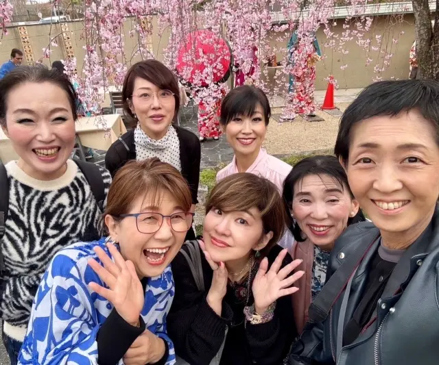 春の京都、平安神宮のしだれ桜と素敵な貴婦の画像_8