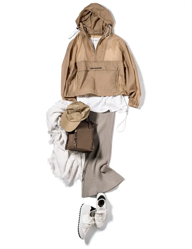 白のカットソー、ストール、スニーカーをプラス