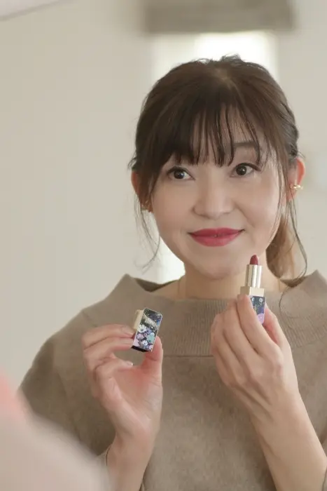 クレ・ド・ポーボーテ　ルージュアレーブル 527を塗ってメイク完成