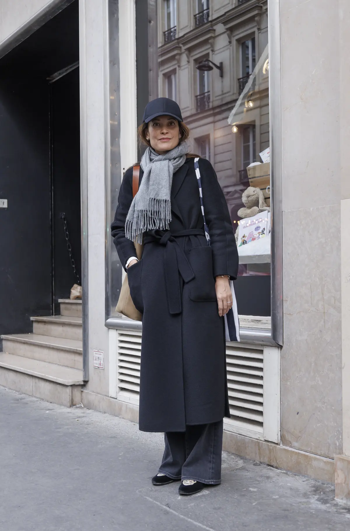 ファッションスナップ　ロングコート　黒　マックスマーラ　デニム