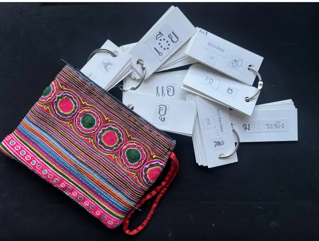 タイ少数民族の刺繡ポーチに入れている、自作のタイ文字の単語帳。地下鉄移動中などにめくって覚えている