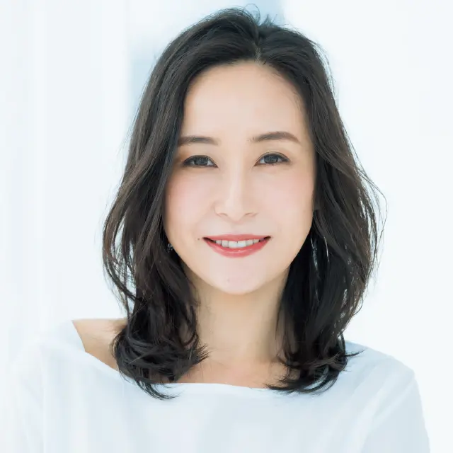 リバース巻きのひし形フォルムでつくる華やぎヘア