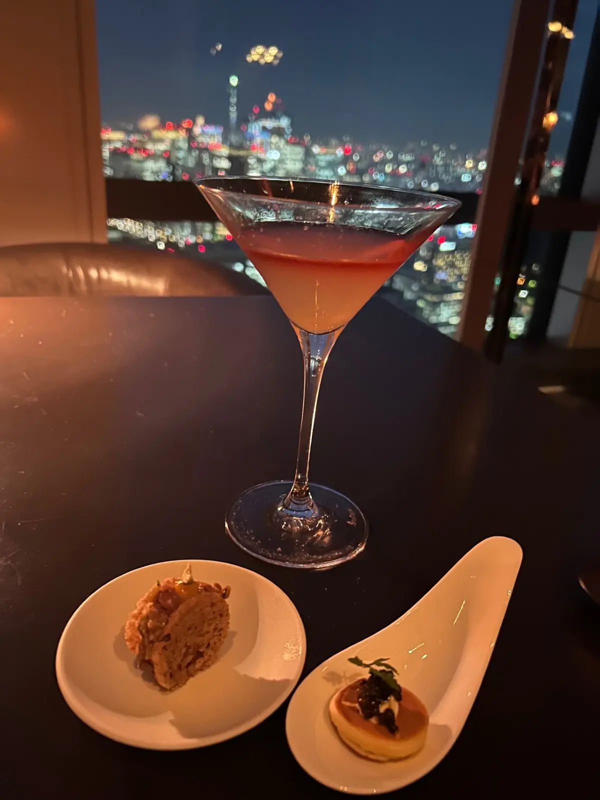 虎ノ門のホテル「アンダーズ 東京」のメインダイニングからの夜景