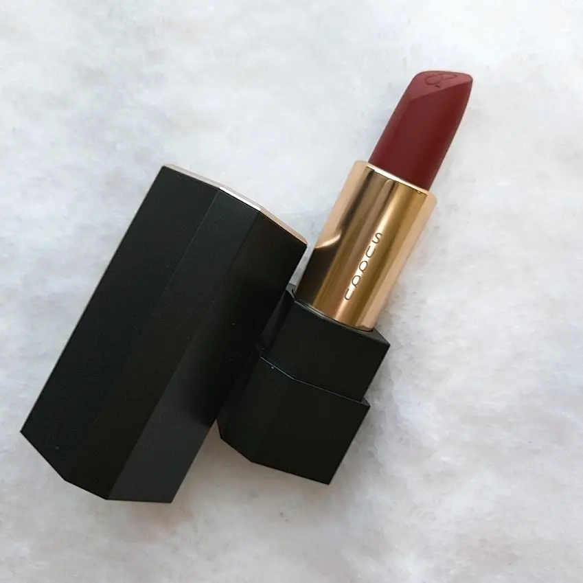 シックなブラウンレッドの秋新色リップ。SUQQ シアー マット リップスティック10 焦紅