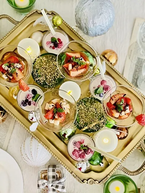 ゴールドのトレイをテーブル中央に