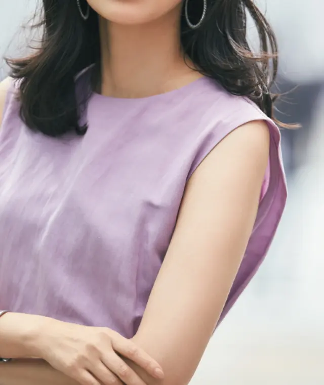 肩から二の腕のラインをカバーするドロップショルダー