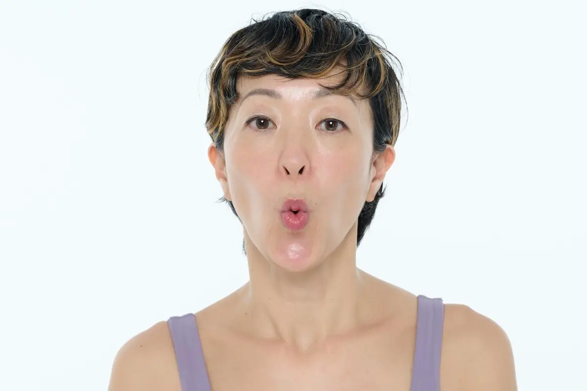 OurAge×Webエクラ 40代50代　ゲソ顔対策エクササイズ 「オー」と声を出しながら、口のまわりの筋肉を顔の中心にまとめるような感覚で力を入れる