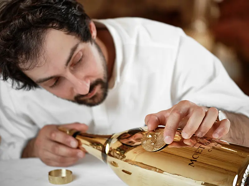 制作はフランスのジュエリー職人カルル・マズロ氏。