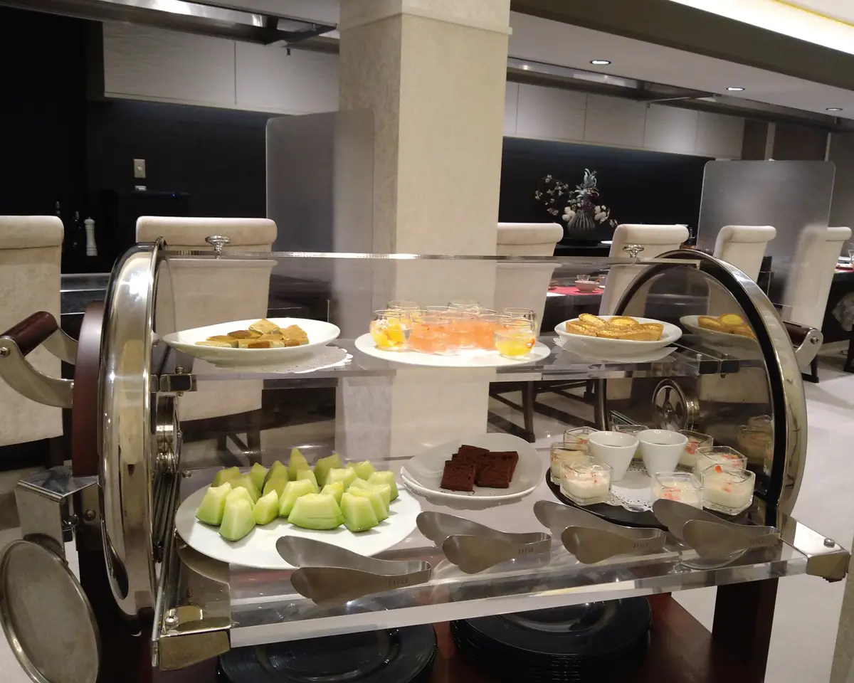 かたくらシルクホテルのデザートワゴン